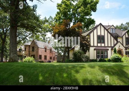Due splendide case storiche, con stili architettonici contrastanti nel quartiere di Southside, nella piccola cittadina Midwest di St. Cloud, Minnesota, USA Foto Stock