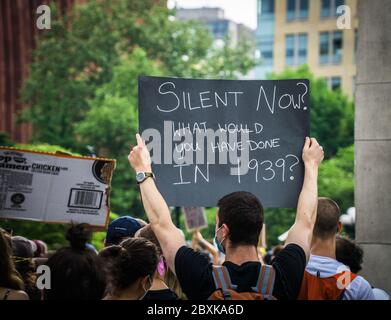 New York City, Stati Uniti. 06 giugno 2020. La protesta per la questione delle vite nere nel Washington Square Park ha attirato migliaia di manifestanti che chiedono giustizia per le vittime della brutalità della polizia e della riforma della polizia. (Foto di Steve Sanchez/Pacific Press) Credit: Pacific Press Agency/Alamy Live News Foto Stock