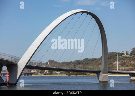 Perth Australia 5 novembre 2019: L'iconico ponte curvo di pedestrain a Elizabeth Quay a Perth, Australia Occidentale Foto Stock