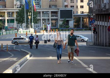 Bucarest, Romania. 7 Giugno 2020. La gente cammina su Viale Victoriei, che è chiuso al traffico e aperto a pedoni e ciclisti durante i fine settimana, a Bucarest, Romania, 7 giugno 2020. Dopo due fasi di misure di rilassamento, i rumeni stanno vivendo "una vita quasi normale". Credit: Gabriel Petrescu/Xinhua/Alamy Live News Foto Stock