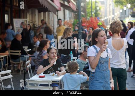 Bucarest, Romania. 7 Giugno 2020. La gente visita una gelateria nel centro storico di Bucarest, Romania, 7 giugno 2020. Dopo due fasi di misure di rilassamento, i rumeni stanno vivendo "una vita quasi normale". Credit: Gabriel Petrescu/Xinhua/Alamy Live News Foto Stock