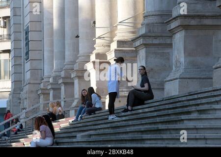 Bucarest, Romania. 7 Giugno 2020. La gente siede sulle scale di fronte al Museo Nazionale di Storia a Bucarest, Romania, 7 giugno 2020. Dopo due fasi di misure di rilassamento, i rumeni stanno vivendo "una vita quasi normale". Credit: Gabriel Petrescu/Xinhua/Alamy Live News Foto Stock