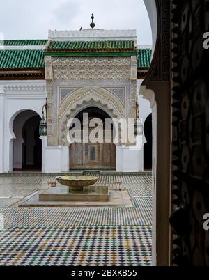 FEZ, MAROCCO - CIRCA 2018 MAGGIO: Dettaglio della porta al-Attarine Madrasa a Fez. Il cortile di questa piccola madrasa Marinid è un esempio abbagliante di Foto Stock