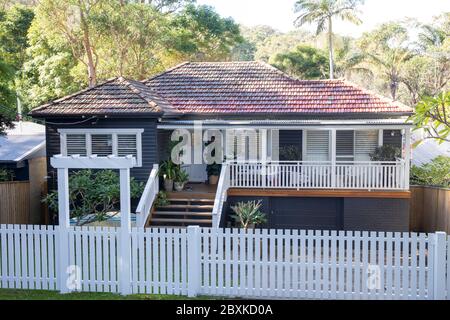 Casa tradizionale australiana, in AVALON Beach un sobborgo costiero di Sydney, casa moderna a un piano, Australia Foto Stock