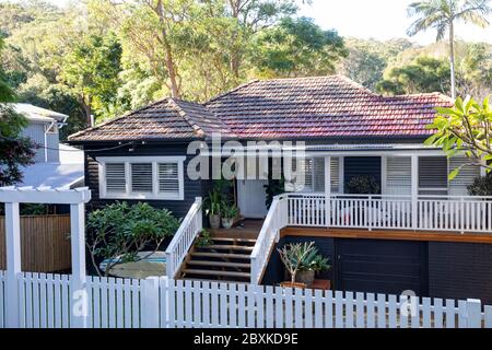 Casa bungalow in stile cottage tradizionale australiano modernizzato ad AVALON Beach, Sydney, Australia Foto Stock