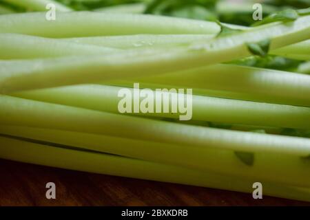 Fresco bianco Radish isolato su sfondo marrone legno Foto Stock