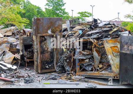 Imprese incendio interno bruciato danneggiato in Minneapolis protesta e rivolte alimentato dalla morte di George Floyd sotto la polizia Foto Stock