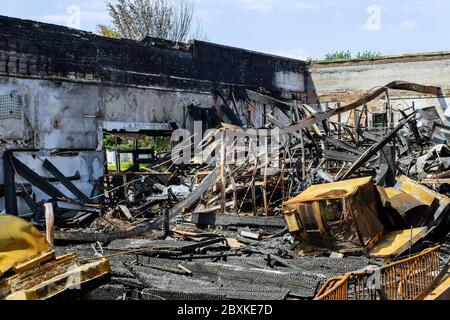 Imprese incendio interno bruciato danneggiato in Minneapolis protesta e rivolte alimentato dalla morte di George Floyd sotto la polizia Foto Stock