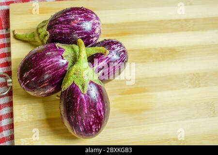 Brinjals, Eggplant, o Aubergine, su sfondo di legno Foto Stock