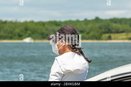 Una donna sul traghetto di Shelter Island durante Covid-19 che indossa una maschera, Shelter Island, NY Foto Stock