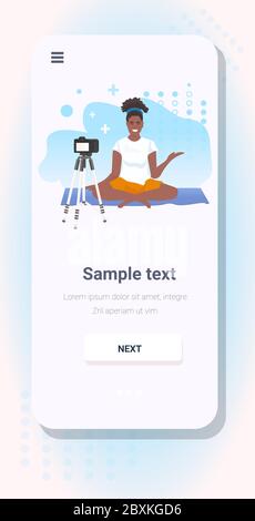 donna fitness trainer registrazione video blog utilizzando la fotocamera su treppiede live streaming social media network blogging workout concetto smartphone schermo app mobile copia spazio verticale piena lunghezza illustrazione vettoriale Illustrazione Vettoriale