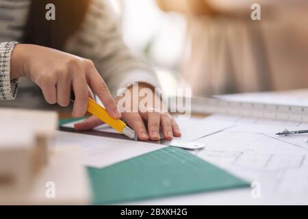 Un architetto di lavoro e il taglio di documenti di office Foto Stock