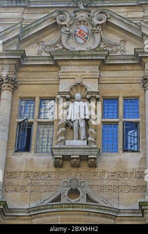 Statua di Cecil Rhodes sopra un ingresso all'Oriel College Oxford e compreso il suo stemma sopra di lui. Visto come un colonialista e un razzista Foto Stock
