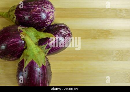 Brinjals, Eggplant, o Aubergine, su sfondo di legno Foto Stock