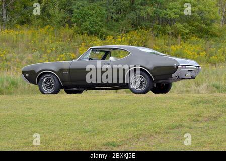 Jade Gold 1968 Oldsmobile 4-4-2 Coupe per le vacanze Foto Stock