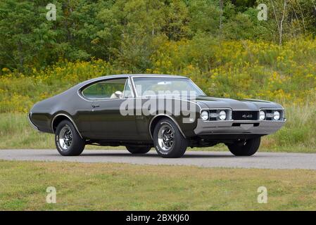Jade Gold 1968 Oldsmobile 4-4-2 Coupe per le vacanze Foto Stock