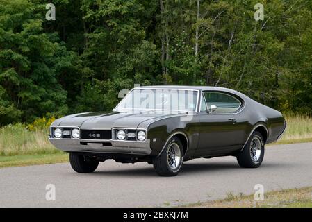 Jade Gold 1968 Oldsmobile 4-4-2 Coupe per le vacanze Foto Stock