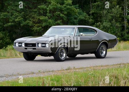 Jade Gold 1968 Oldsmobile 4-4-2 Coupe per le vacanze Foto Stock