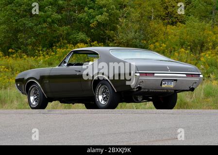Jade Gold 1968 Oldsmobile 4-4-2 Coupe per le vacanze Foto Stock