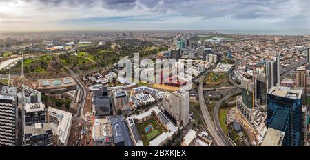 Melbourne Australia 18 luglio 2019: Vista panoramica di Melbourne dal 108 Southbank Boulevard; la vista comprende il MCG, lo stadio AAMI e la baia Foto Stock