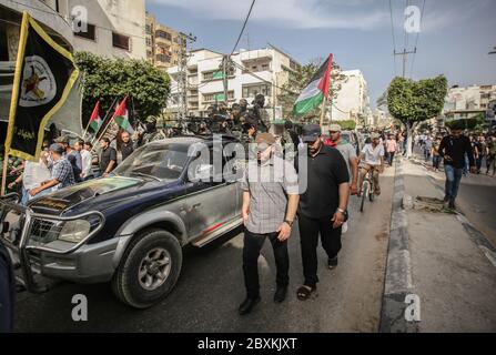 Gaza, Palestina. 07 giugno 2020. I sostenitori della Jihad islamica palestinese partecipano a un funerale simbolico per l'ex Segretario Generale del movimento Ramadan Abdullah Shallah, nella città di Gaza. Shallah è morto il sabato sera nella capitale libanese Beirut dopo aver combattuto contro la malattia. Credit: SOPA Images Limited/Alamy Live News Foto Stock