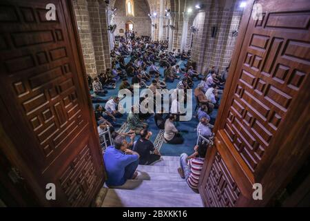 Gaza, Palestina. 07 giugno 2020. I palestinesi svolgono la preghiera assente alla Moschea di al-Omari, sotto l'autorità dell'ex Segretario generale del movimento, Ramadan Abdullah Shallah, nella città di Gaza. Shallah morì sabato sera nella capitale libanese Beirut dopo aver combattuto la malattia. Credit: SOPA Images Limited/Alamy Live News Foto Stock