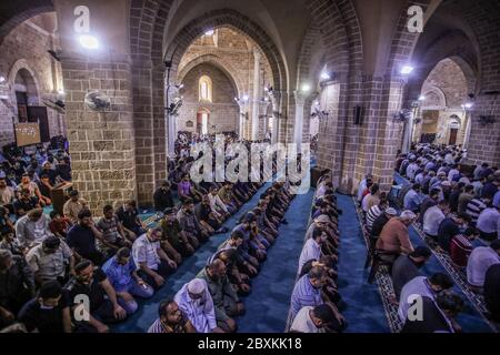 Gaza, Palestina. 07 giugno 2020. I palestinesi svolgono la preghiera assente alla Moschea di al-Omari, sotto l'autorità dell'ex Segretario generale del movimento, Ramadan Abdullah Shallah, nella città di Gaza. Shallah morì sabato sera nella capitale libanese Beirut dopo aver combattuto la malattia. Credit: SOPA Images Limited/Alamy Live News Foto Stock