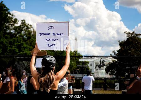 Una donna ha un segno sul compleanno di Breonna Taylor di fronte alla Casa Bianca / Lafayette Square a Black Lives Matter Plaza, Washington, DC, USA Foto Stock