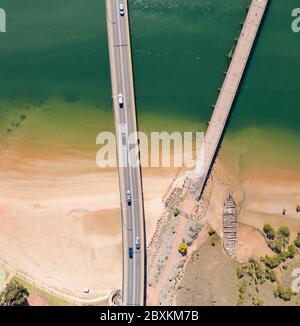 Vista aerea dei due ponti che offrono servizi per il traffico di veicoli e pedoni a Port Augusta, in Australia Meridionale Foto Stock