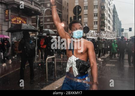 Milano, Italia. 07 giugno 2020. Un protesto tiene il pugno durante i dimostranti. Sotto una forte pioggia, la gente si è riunita a Milano in solidarietà con la marcia della materia Black Lives dopo l'uccisione di George Floyd, un uomo nero morto nella custodia della polizia a Minneapolis. L'evento è stato organizzato da: Abba vive, Black Diaspora Art, Festival DiverCity, Todo Cambia, Razzismo Brutta Storia, Afro Fashion Week Milano e ha visto la partecipazione di molte associazioni civili. Credit: SOPA Images Limited/Alamy Live News Foto Stock