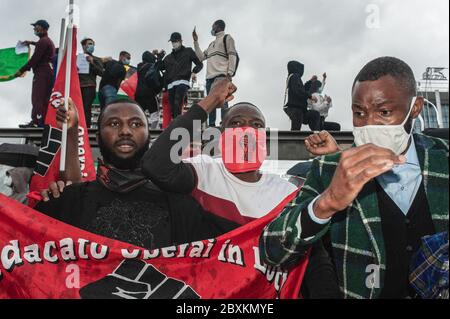 Milano, Italia. 07 giugno 2020. I dimostranti tengono un banner durante la dimostrazione. Sotto una forte pioggia, la gente si è riunita a Milano in solidarietà con la marcia della materia Black Lives dopo l'uccisione di George Floyd, un uomo nero morto nella custodia della polizia a Minneapolis. L'evento è stato organizzato da: Abba vive, Black Diaspora Art, Festival DiverCity, Todo Cambia, Razzismo Brutta Storia, Afro Fashion Week Milano e ha visto la partecipazione di molte associazioni civili. Credit: SOPA Images Limited/Alamy Live News Foto Stock