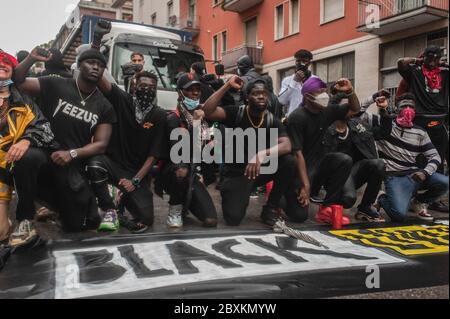 Milano, Italia. 07 giugno 2020. I giovani africani posano per una foto dopo la dimostrazione. Sotto una forte pioggia, la gente si è riunita a Milano in solidarietà con la marcia della materia Black Lives dopo l'uccisione di George Floyd, un uomo nero morto nella custodia della polizia a Minneapolis. L'evento è stato organizzato da: Abba vive, Black Diaspora Art, Festival DiverCity, Todo Cambia, Razzismo Brutta Storia, Afro Fashion Week Milano e ha visto la partecipazione di molte associazioni civili. Credit: SOPA Images Limited/Alamy Live News Foto Stock