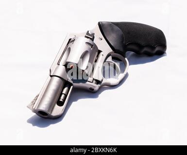 Un serpente inossidabile annodato 357 Magnum revolver su uno sfondo bianco Foto Stock