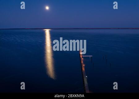 La luna si riflette nell'oceano e nel molo di Ceduna in Australia del Sud Foto Stock