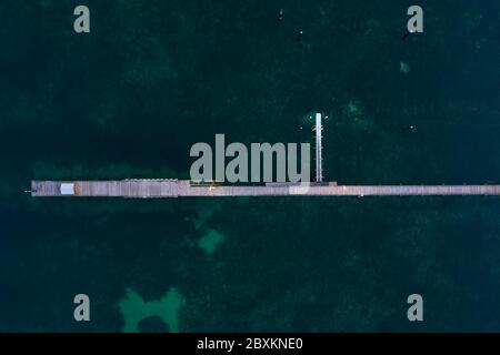 Vista aerea dall'alto del molo di Ceduna all'alba; Ceduna è in Australia del Sud Foto Stock