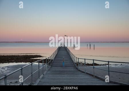 La luna e il molo a Ceduna in Australia del Sud all'alba Foto Stock