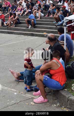 I venezuelani bloccati in campo improvvisato ricevono aiuti alimentari dalla fondazione 'Jesús Pescador de Hombres', a Cali, che prepara centinaia e distribuisce Foto Stock