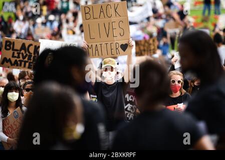 Protesta contro la polizia che uccide persone di colore negli Stati Uniti (Black Lives Matter), Vermont state House e le strade circostanti, Montpelier, VT, USA. Foto Stock