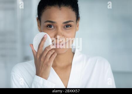 Testa ritratto ritratto bella donna afroamericana con spugna detergente Foto Stock