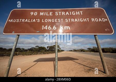 Cocklebiddy Australia Occidentale 15 Settembre 2019 : segno che indica l'inizio della strada rettilinea di 90 miglia, che è la strada rettilinea più lunga dell'Australia a Foto Stock