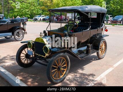 Auto Ford Model T Touring parcheggiata al Green Gables Heritage Place a Cavendish, PEI, durante il tour annuale 2019 del Model T Ford Club International. Foto Stock