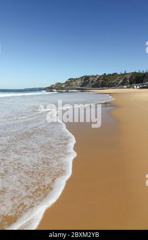 La spiaggia di Newcastle è a pochi minuti a piedi dal CBD della seconda città più antica dell'Australia. Foto Stock