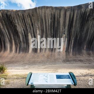 Hyden Australia Occidentale 16 Settembre 2019 : segno che descrive la formazione di Wave Rock situata a Hyden in Australia Occidentale Foto Stock