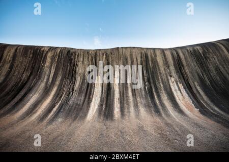 Wave Rock, una formazione naturale di roccia alta 15 metri che è a forma di un'alta onda di rottura oceano e si trova a Hyden, nell'Australia Occidentale Foto Stock