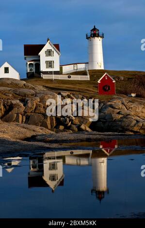 Faro di Cape Neddick (noto anche come Faro di Nubble) riflesso in una pozza, nel Maine Foto Stock