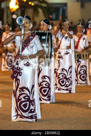 Una band di musicisti femminili si esibiscono durante il Kataragama Festival in Sri Lanka. Il Kataragama Festival è un festival combinato indù e buddista. Foto Stock