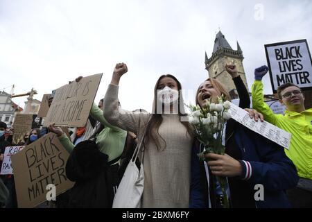 Circa 300 giovani protestavano contro la violenza e il razzismo della polizia negli Stati Uniti e in altri paesi del centro di Praga, Repubblica Ceca, il 6 giugno 2020. Si incontrarono sulla piazza della Città Vecchia (nella foto) questo pomeriggio. Dopo due ore, parte dei manifestanti iniziarono a marciare all'Ambasciata degli Stati Uniti. Manifestazioni simili si svolgono negli stessi altri paesi. Le proteste sono state provocate dalla morte dell'afroamericano George Floyd, ucciso il 25 maggio dal poliziotto bianco Derek Chauvin a Minneapolis, USA. (Foto CTK/Michal Kamaryt) Foto Stock