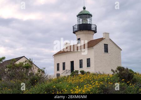 Faro di Old Point Loma, situato sulla penisola di Point Loma, alla foce della baia di San Diego a San Diego, California. Foto Stock