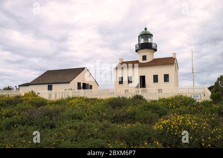 Faro di Old Point Loma, situato sulla penisola di Point Loma, alla foce della baia di San Diego a San Diego, California. Foto Stock