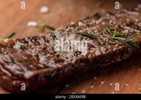 entranha tagliato carne alla griglia con rosmarino e sale Foto Stock